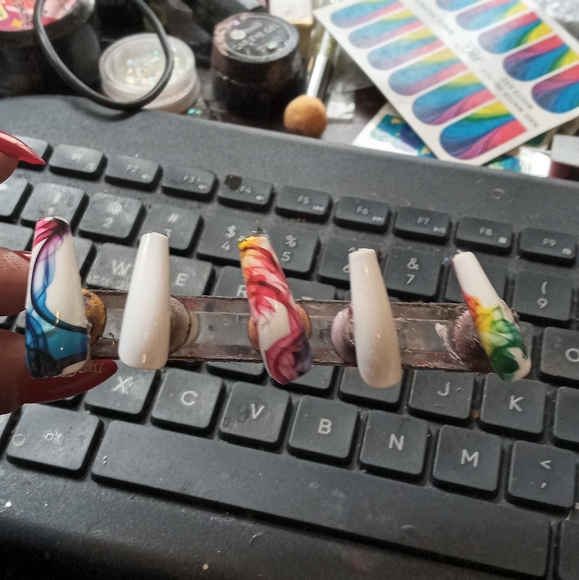 Press on nails - Picture 2 of 3